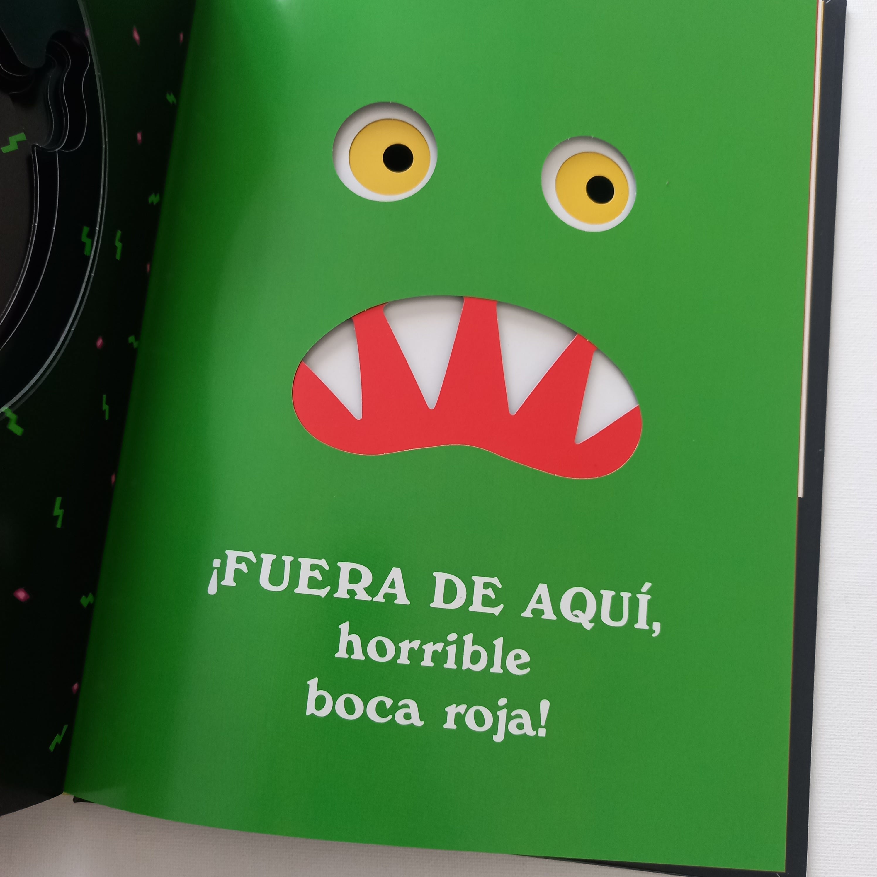 Fuera de aquí, horrible monstruo verde! Fuera de aquí, horrible monstruo verde!